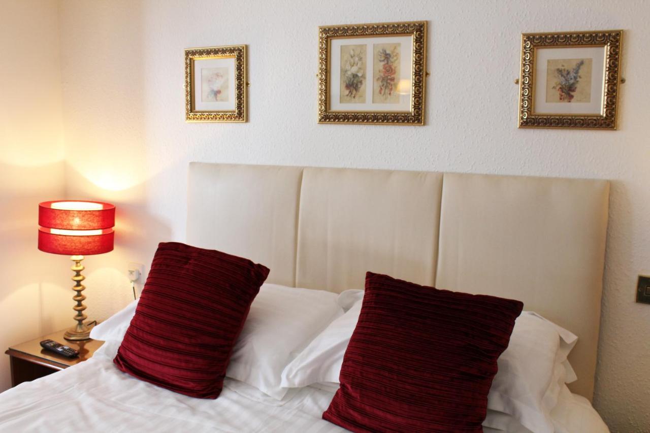The Lion Hotel Buckden  Buitenkant foto